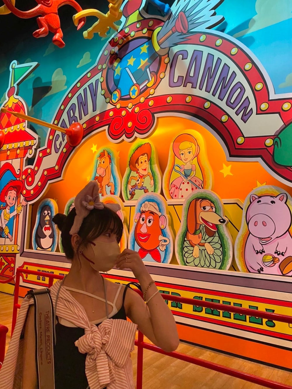 ブラック系のショルダーバッグ、ピンク系のシャツ/ブラウス、ブラック系のワンピースを着用したレディースの秋コーディネートの2枚目の写真