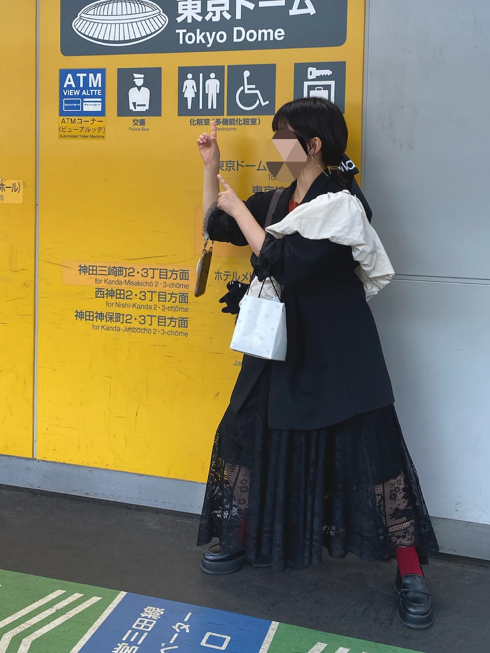 ブラック系のテーラードジャケット、ブラック系のスカート、レッド系のTシャツ/カットソーを着用したレディースの夏コーディネートの2枚目の写真