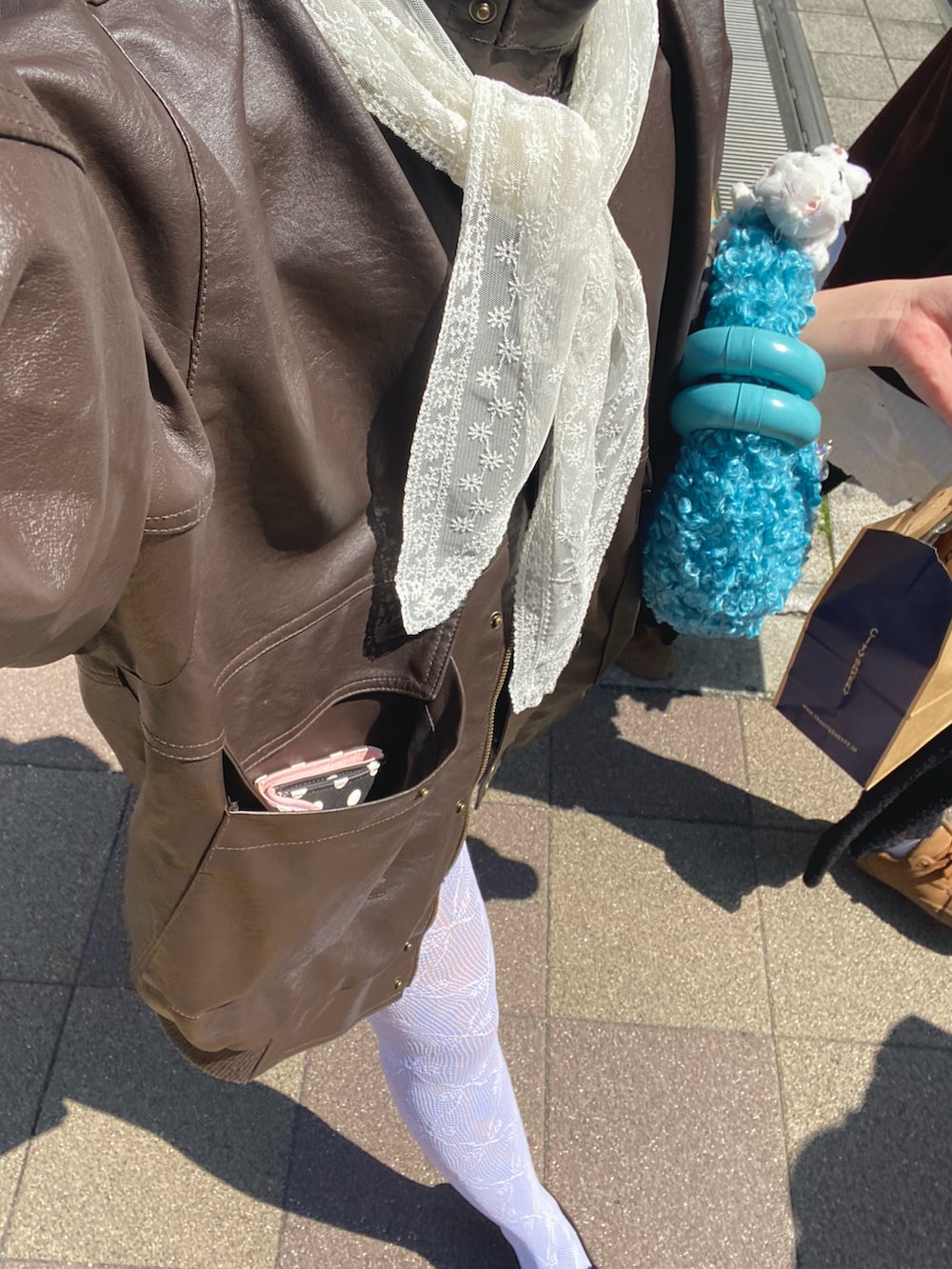 ブラック系のローファー、ブルー系のシャツ/ブラウス、ブラウン系のブルゾンを着用したレディースの春コーディネートの2枚目の写真