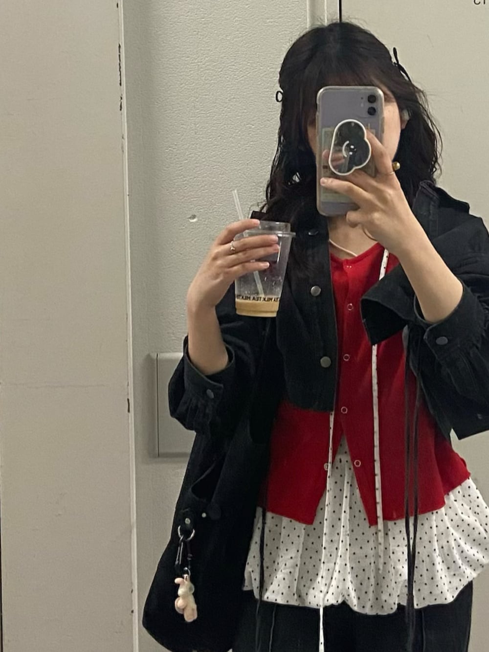 レッド系のTシャツ/カットソー、ブラック系のデニムパンツ、ホワイト系のキャミソールを着用したレディースの春コーディネートの2枚目の写真