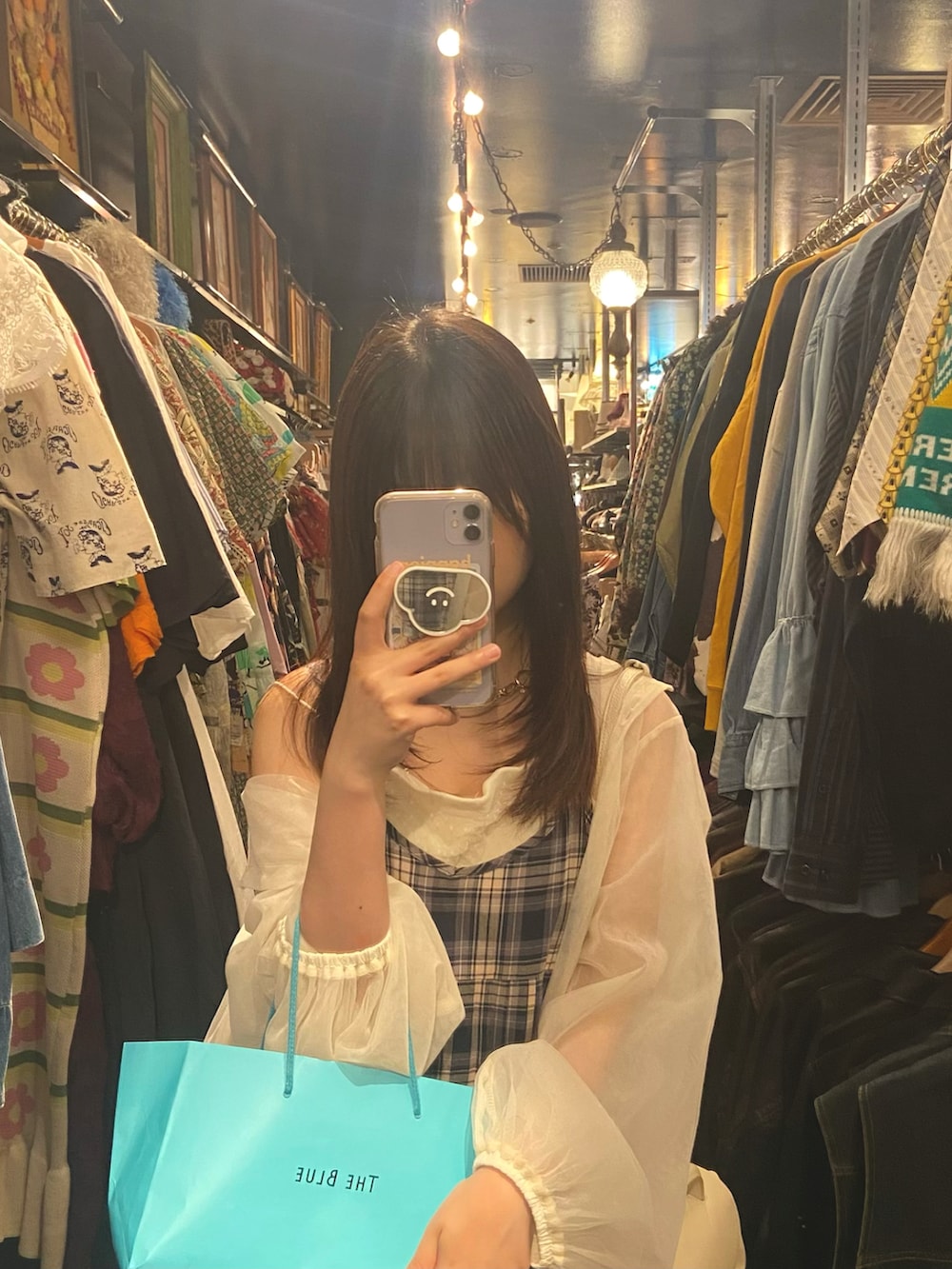 その他のワンピース、ホワイト系のシャツ/ブラウス、ホワイト系のキャミソールを着用したレディースの夏コーディネートの2枚目の写真