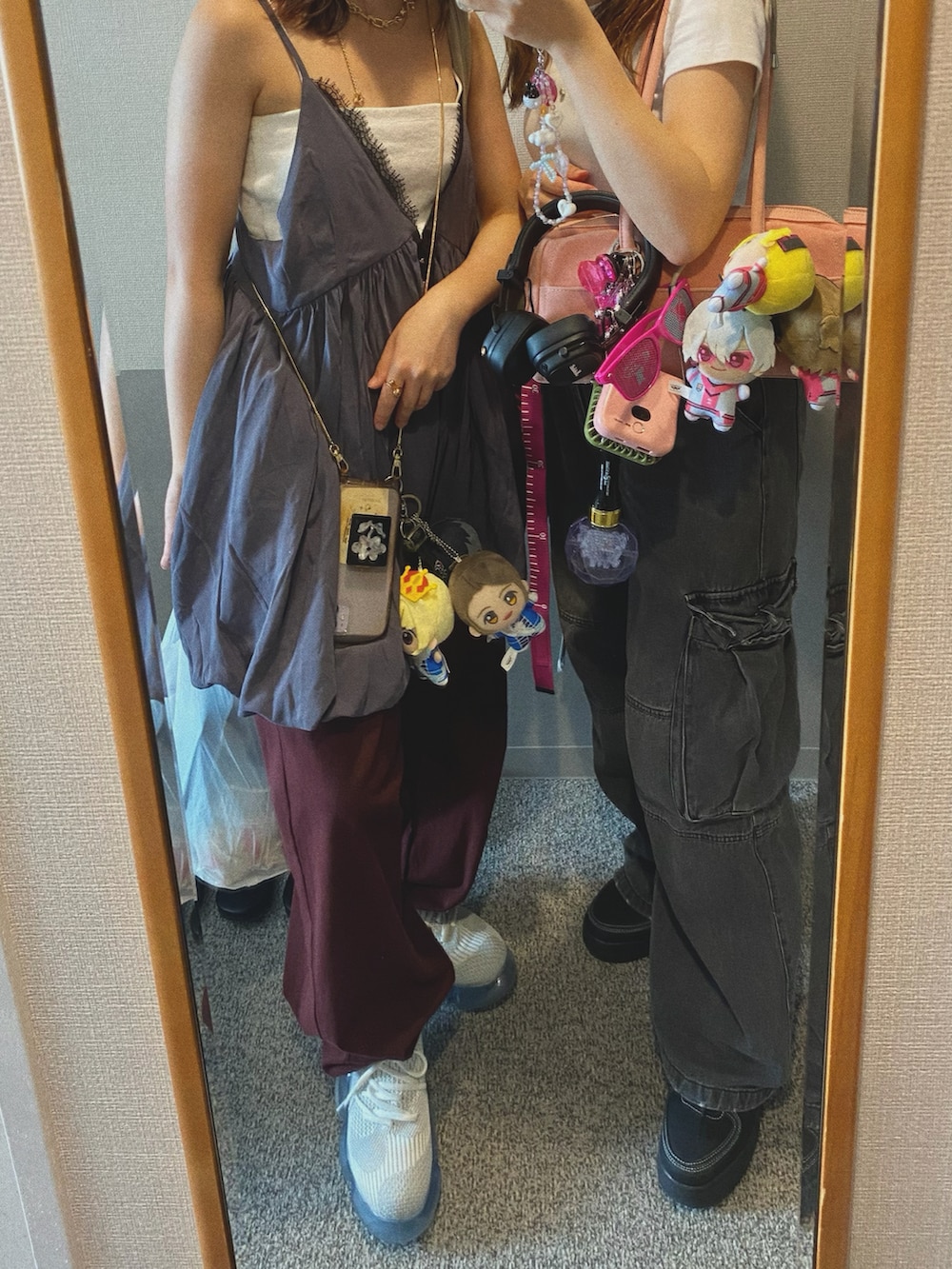 グレー系のキャミソール、レッド系のその他パンツ、ベージュ系のボストンバッグを着用したレディースの夏コーディネートの2枚目の写真