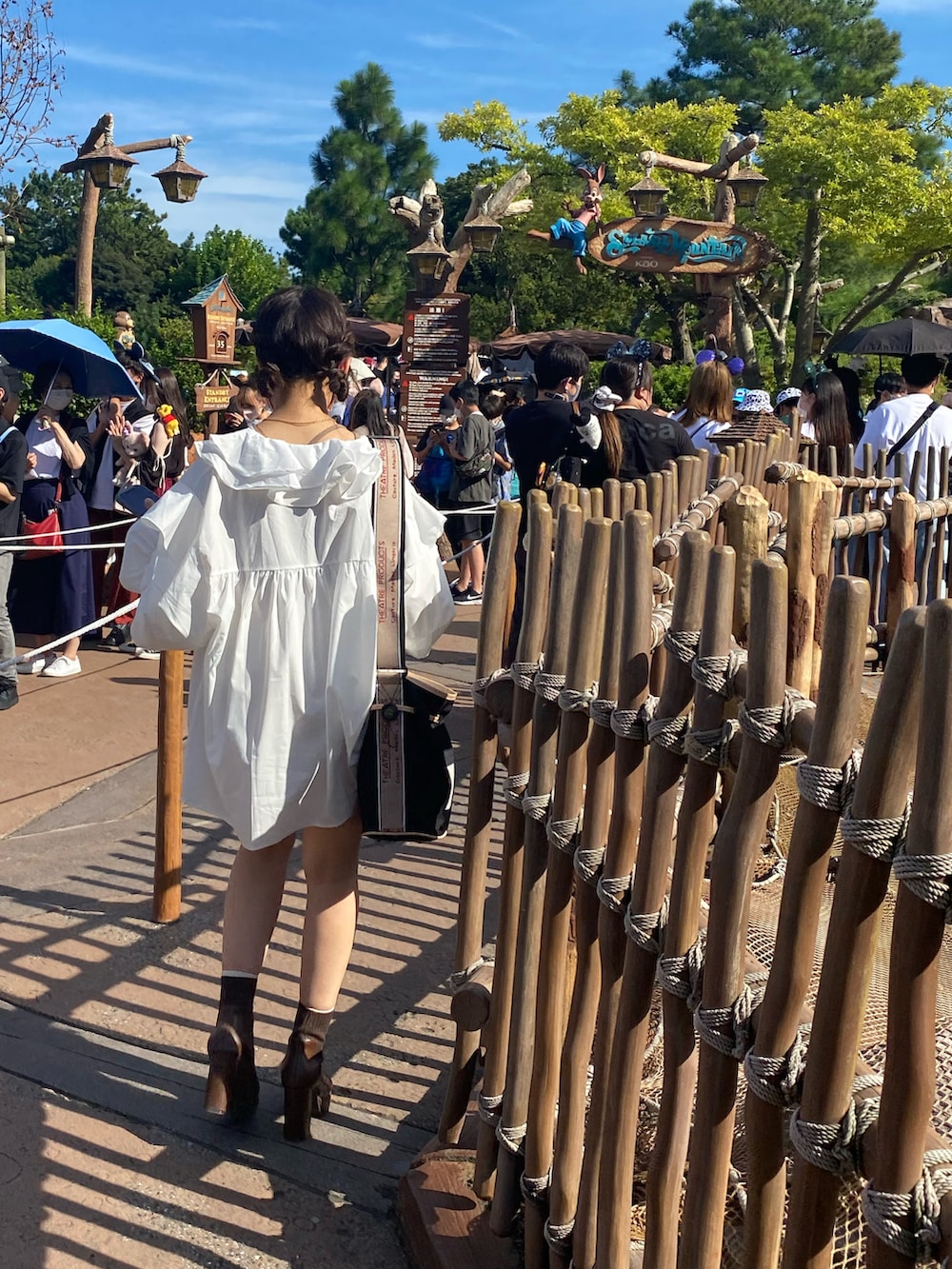 ホワイト系のワンピース/ドレス、ブラウン系のキャミソール、ブラウン系のブーツを着用したレディースの秋コーディネートの2枚目の写真