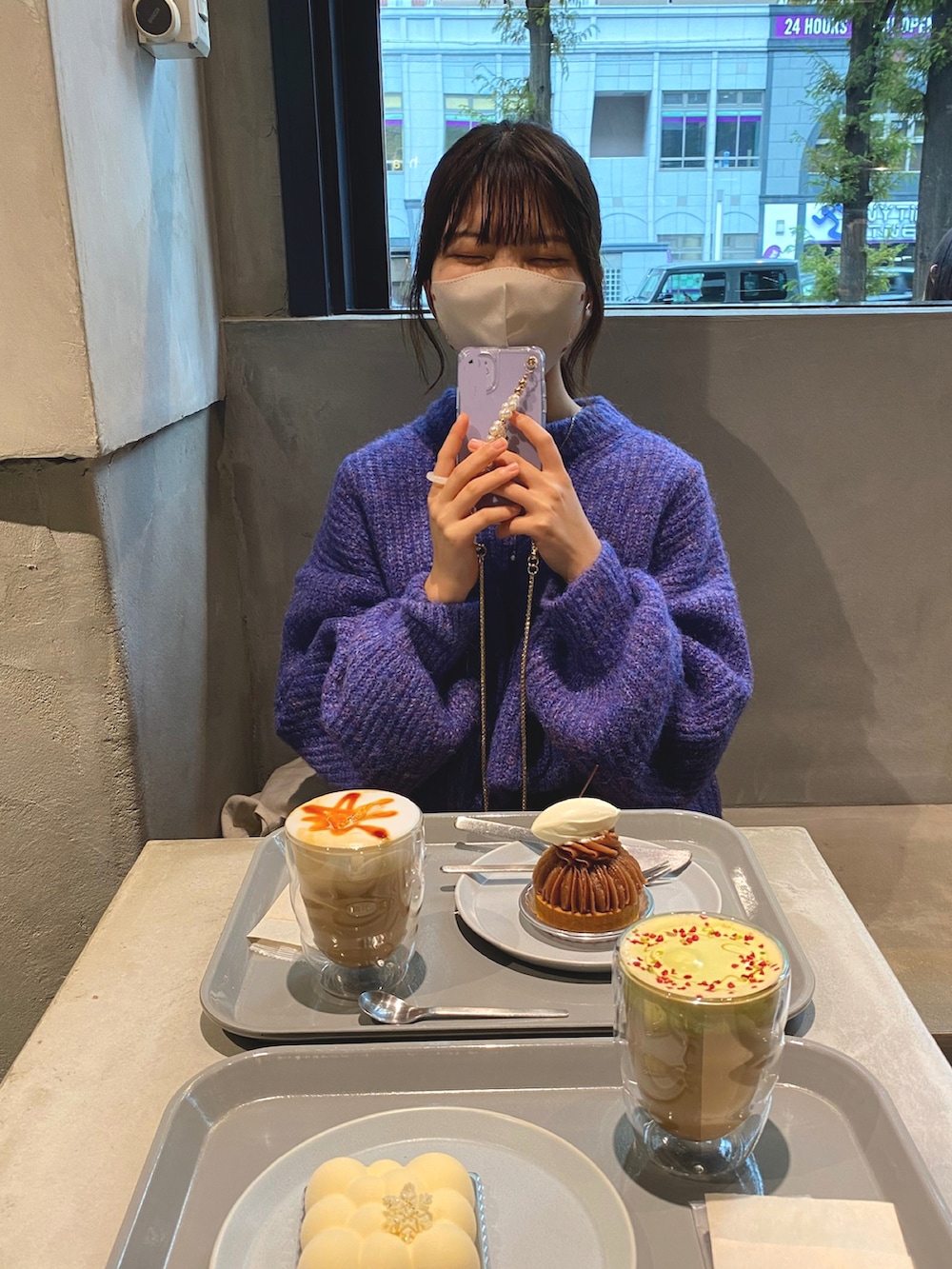 グレー系のその他パンツ、ホワイト系のジャケット/アウター、ブラック系のブーツを着用したレディースの秋コーディネートの2枚目の写真