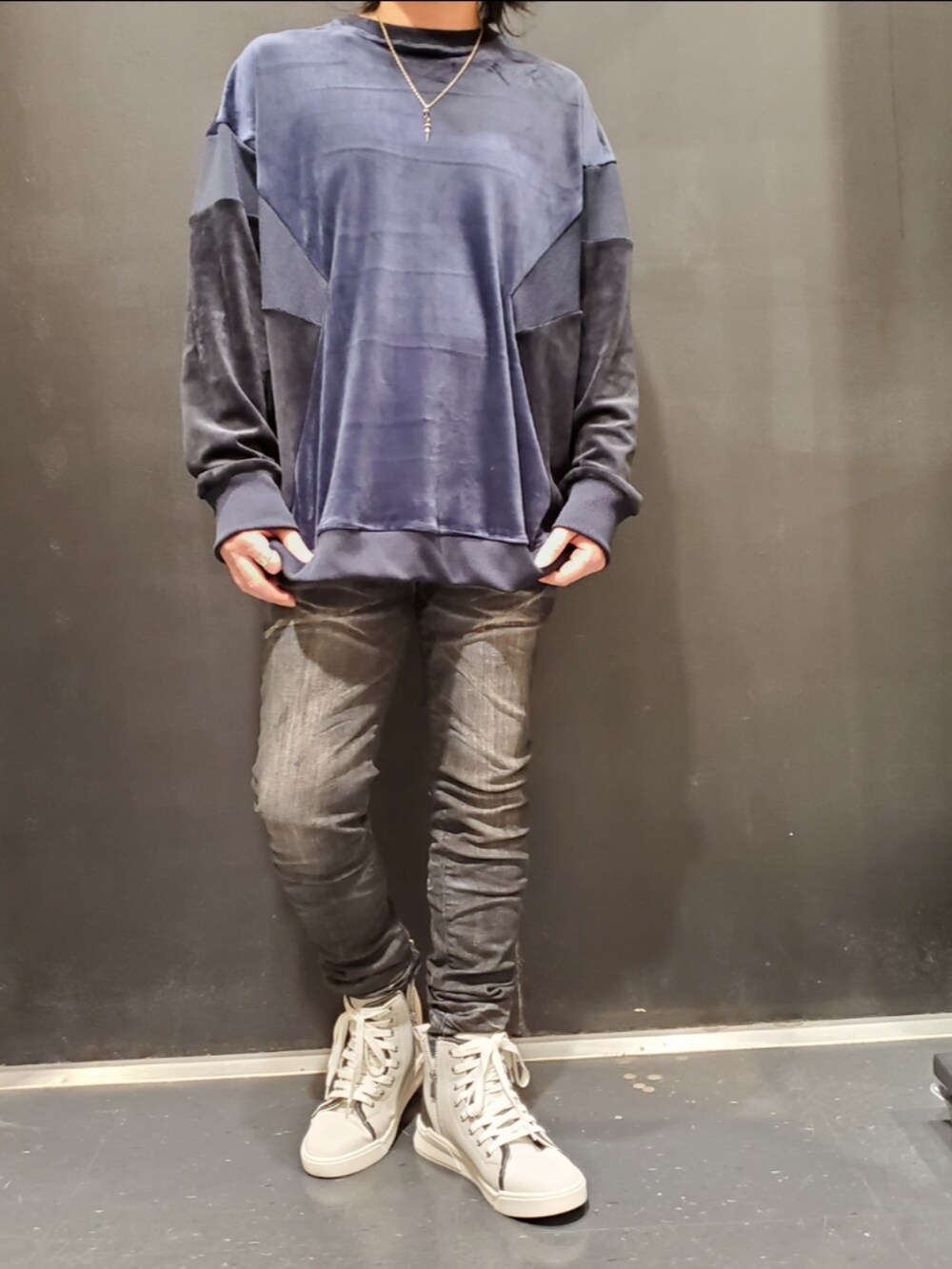 「最近のいい感じコーデ、冬アウター、メンズファッション、大人カジュアル、休日コーデ、ロンT、お出かけコーデ、ラフコーデ」｜「TORNADO MARTのアイテム（ダウンジャケット/コート、ホワイト系）」を使った、TORNADOMART HIROSHIMAさん（メンズ・162cm）の秋コーディネートの3枚目の写真
