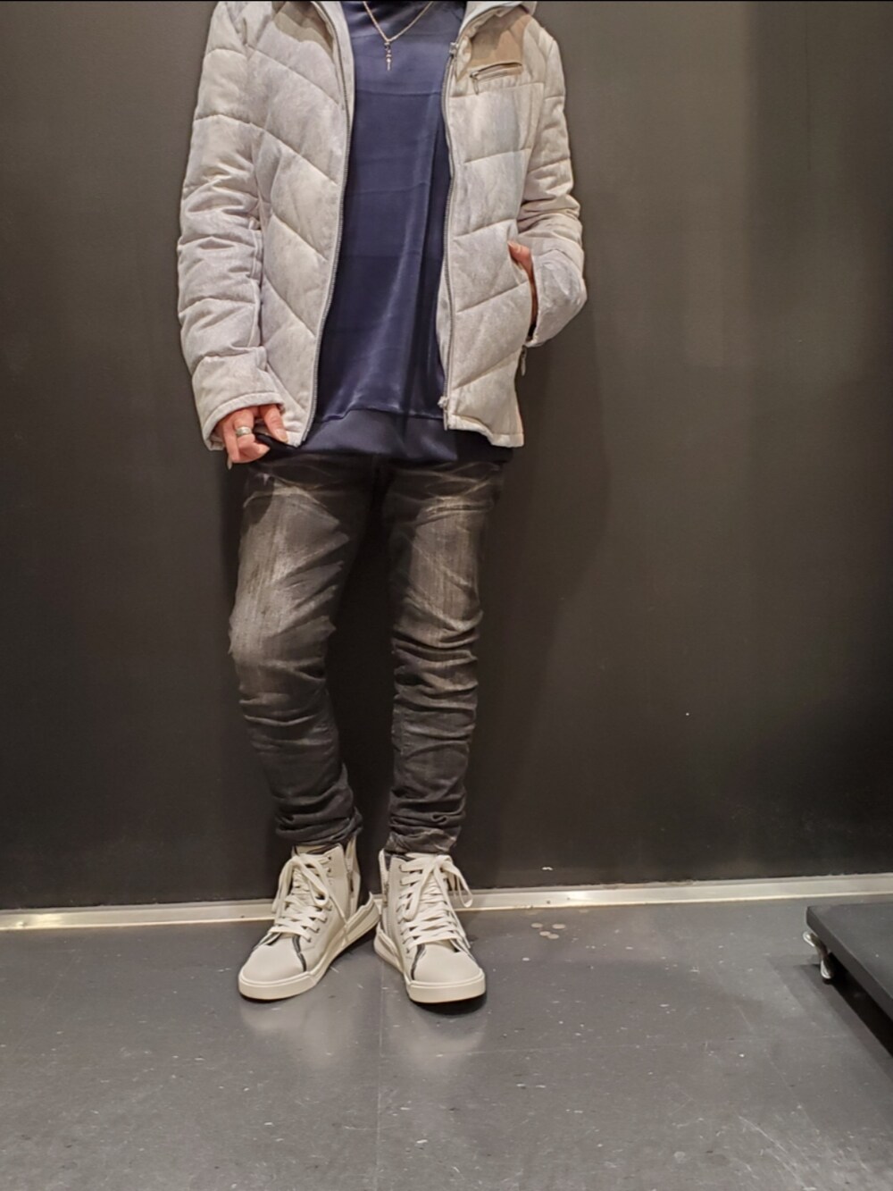 「最近のいい感じコーデ、冬アウター、メンズファッション、大人カジュアル、休日コーデ、ロンT、お出かけコーデ、ラフコーデ」｜「TORNADO MARTのアイテム（ダウンジャケット/コート、ホワイト系）」を使った、TORNADOMART HIROSHIMAさん（メンズ・162cm）の秋コーディネートの2枚目の写真