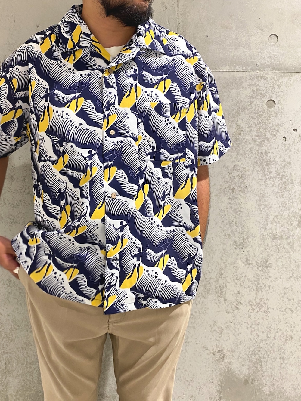ブルー系のシャツ/ブラウス、ベージュ系のチノパンツ、ブラック系のサンダルを着用したメンズの夏コーディネートの5枚目の写真