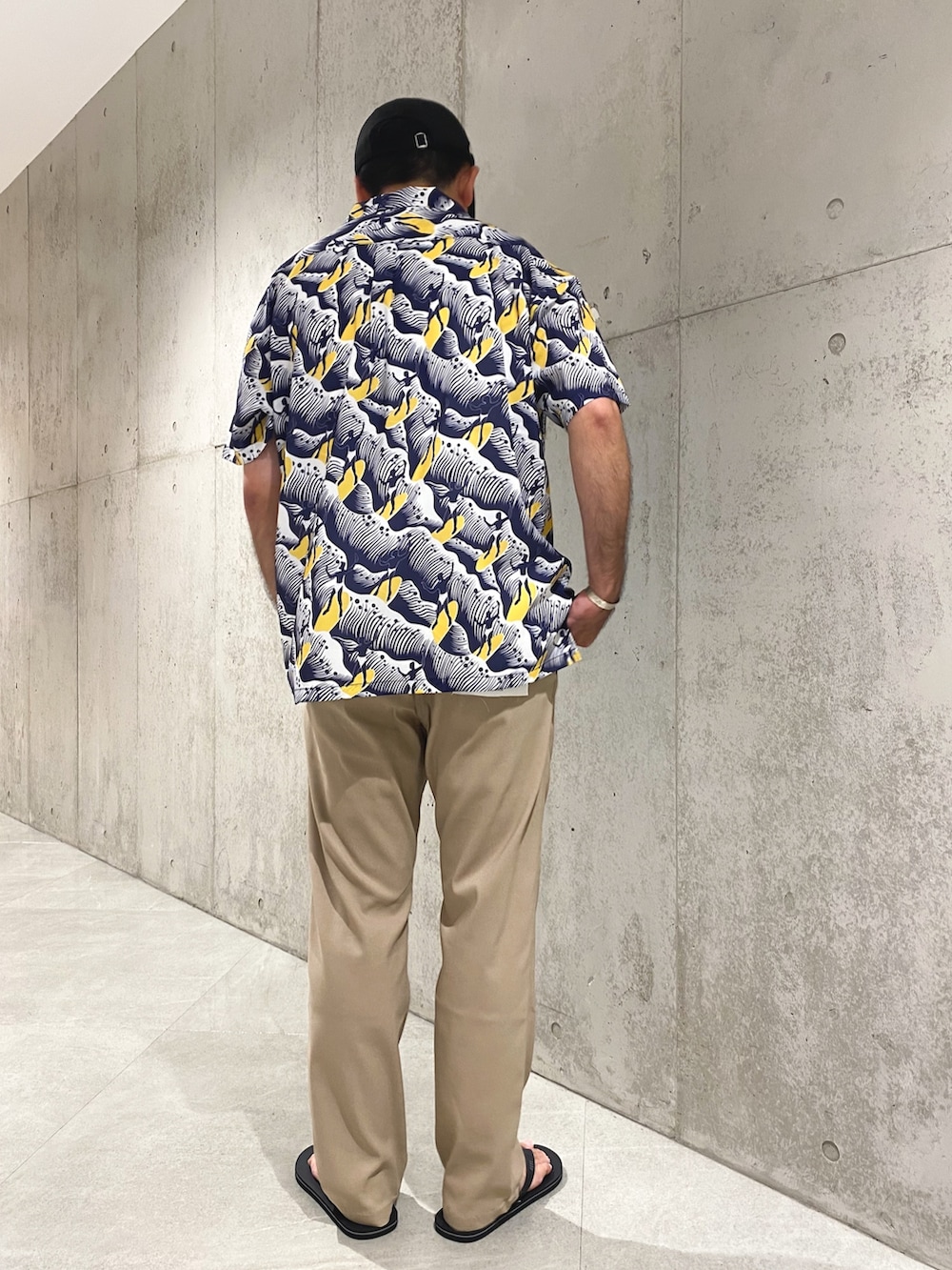 ブルー系のシャツ/ブラウス、ベージュ系のチノパンツ、ブラック系のサンダルを着用したメンズの夏コーディネートの3枚目の写真