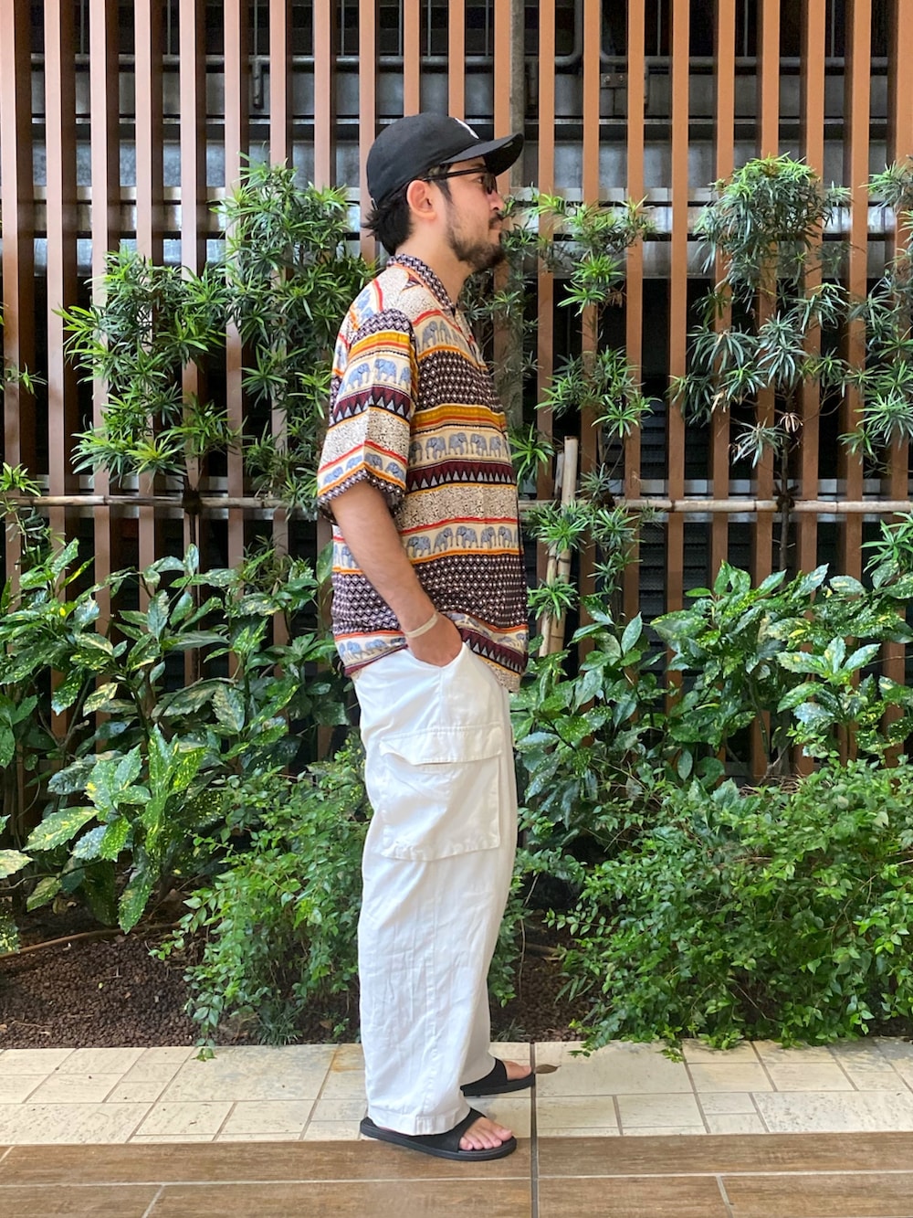 「ビッグシルエット、柄シャツ、キャップ、大人カジュアル、オトナカジュアル、サングラス、ワイドパンツ、オープンカラーシャツ、NEW ERA、TOWNCRAFT」｜「NEW ERAの『別注』New Era×Sonny Label　CLRetroCrown　9FIFTY（キャップ、ブラック系）」を使った、kenichi hiragaさん（メンズ・175cm）の夏コーディネートの4枚目の写真