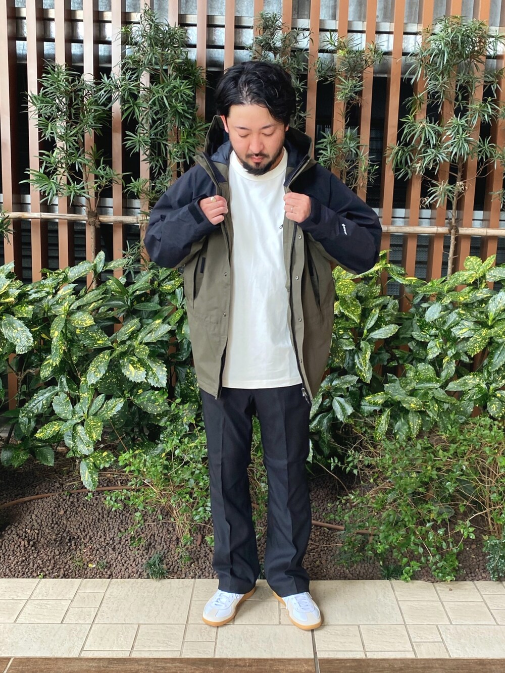 「白スニーカー、春服コーデ、シンプルスタイル、オトナカジュアル、フレアパンツ、マウンテンパーカー、THE NORTH FACE、Sonny　Label、サニーレーベル」｜「THE NORTH FACEのTHE NORTH FACE　Mountain Light Jacket（ナイロンジャケット、グリーン系）」を使った、kenichi hiragaさん（メンズ・175cm）の春コーディネートの5枚目の写真