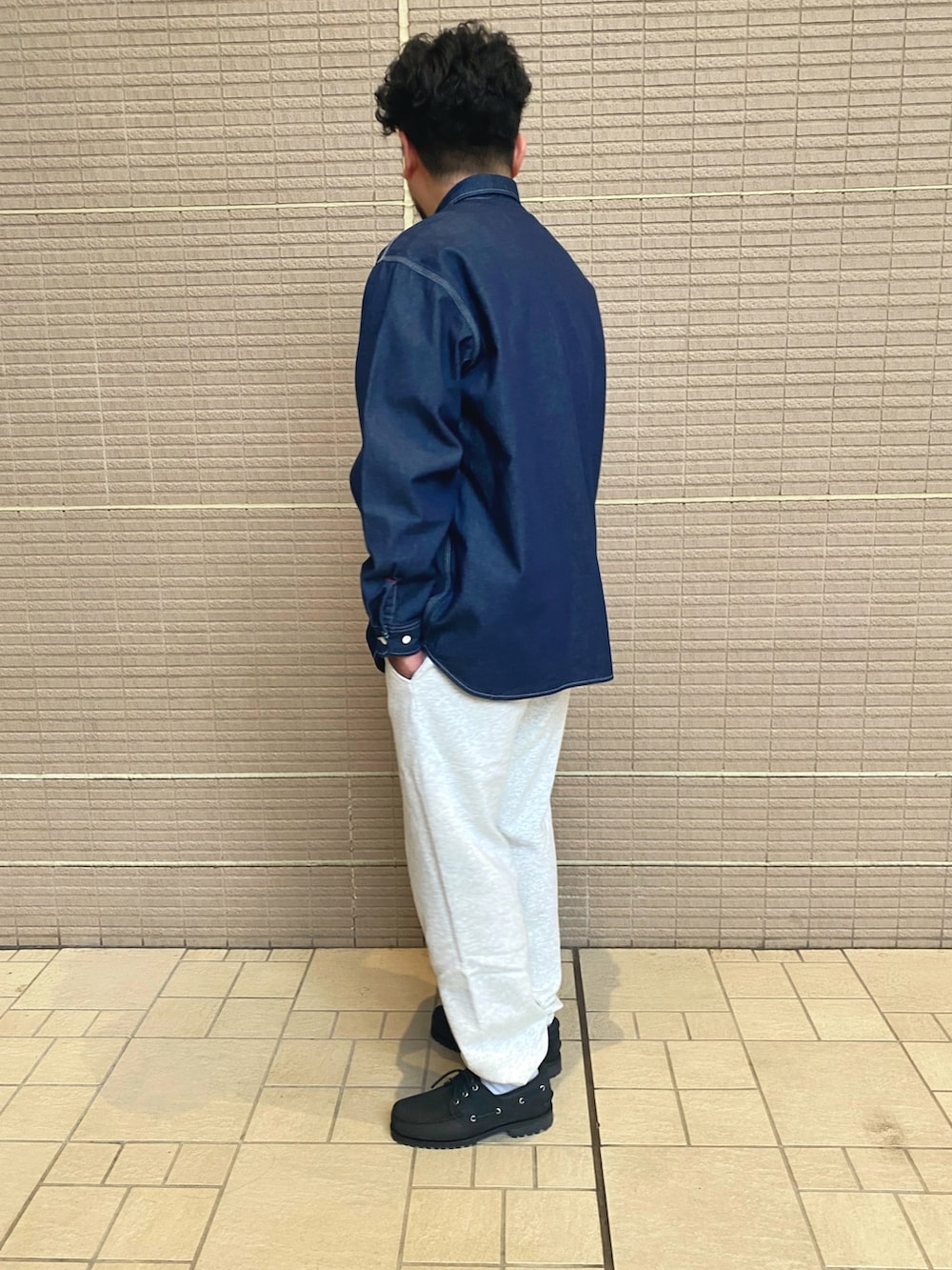 「春服デビュー宣言、ビッグシルエット、シンプルコーデ、デニムコーデ、シャツスタイル、スウェット、デニムシャツ、スウェットパンツ、Sonny　Label、サニーレーベル」｜「BIG MACの『別注』BIG MAC×Sonny Label　デニムオーバーシャツ OW（シャツ/ブラウス、ブルー系）」を使った、kenichi hiragaさん（メンズ・175cm）の春コーディネートの2枚目の写真