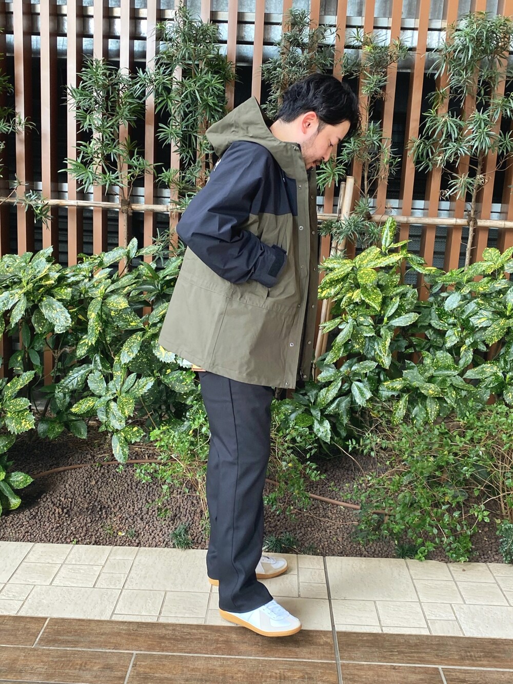 「白スニーカー、春服コーデ、シンプルスタイル、オトナカジュアル、フレアパンツ、マウンテンパーカー、THE NORTH FACE、Sonny　Label、サニーレーベル」｜「THE NORTH FACEのTHE NORTH FACE　Mountain Light Jacket（ナイロンジャケット、グリーン系）」を使った、kenichi hiragaさん（メンズ・175cm）の春コーディネートの2枚目の写真