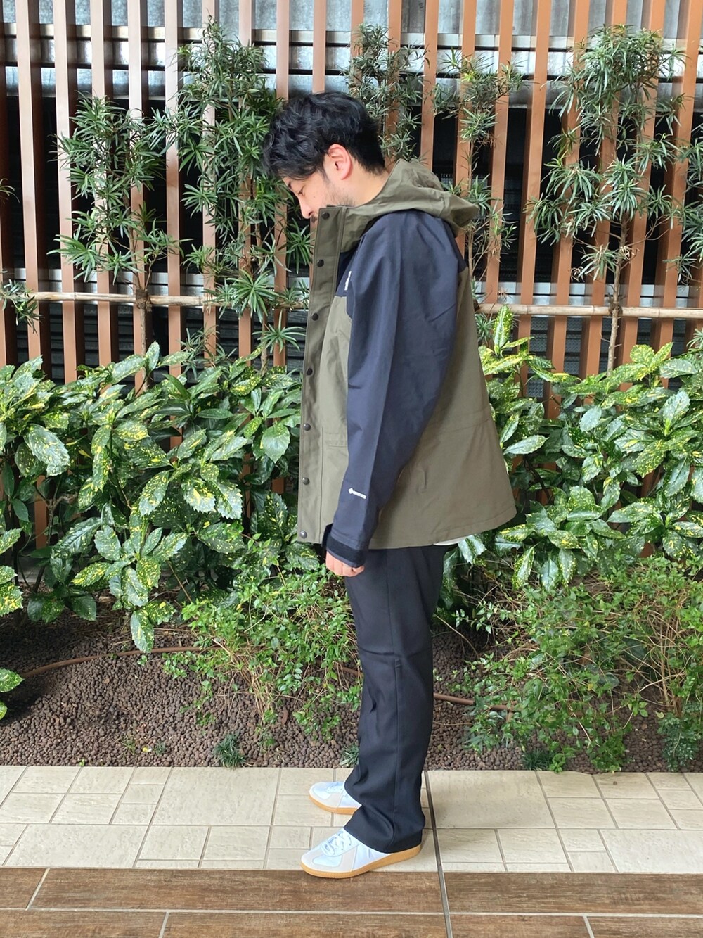 「白スニーカー、春服コーデ、シンプルスタイル、オトナカジュアル、フレアパンツ、マウンテンパーカー、THE NORTH FACE、Sonny　Label、サニーレーベル」｜「THE NORTH FACEのTHE NORTH FACE　Mountain Light Jacket（ナイロンジャケット、グリーン系）」を使った、kenichi hiragaさん（メンズ・175cm）の春コーディネートの4枚目の写真