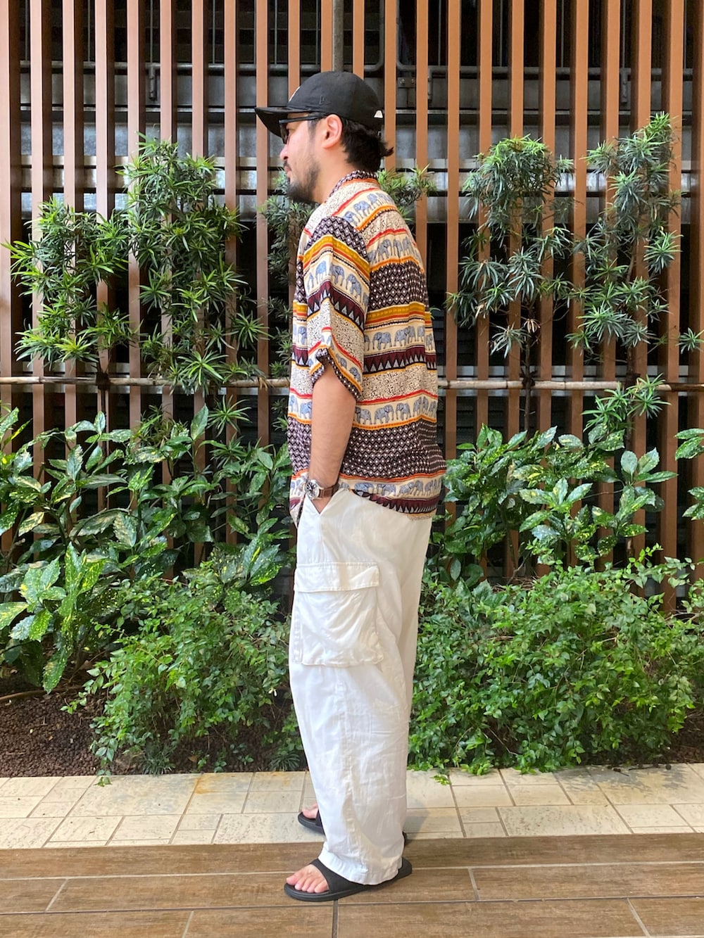 「ビッグシルエット、柄シャツ、キャップ、大人カジュアル、オトナカジュアル、サングラス、ワイドパンツ、オープンカラーシャツ、NEW ERA、TOWNCRAFT」｜「NEW ERAの『別注』New Era×Sonny Label　CLRetroCrown　9FIFTY（キャップ、ブラック系）」を使った、kenichi hiragaさん（メンズ・175cm）の夏コーディネートの2枚目の写真