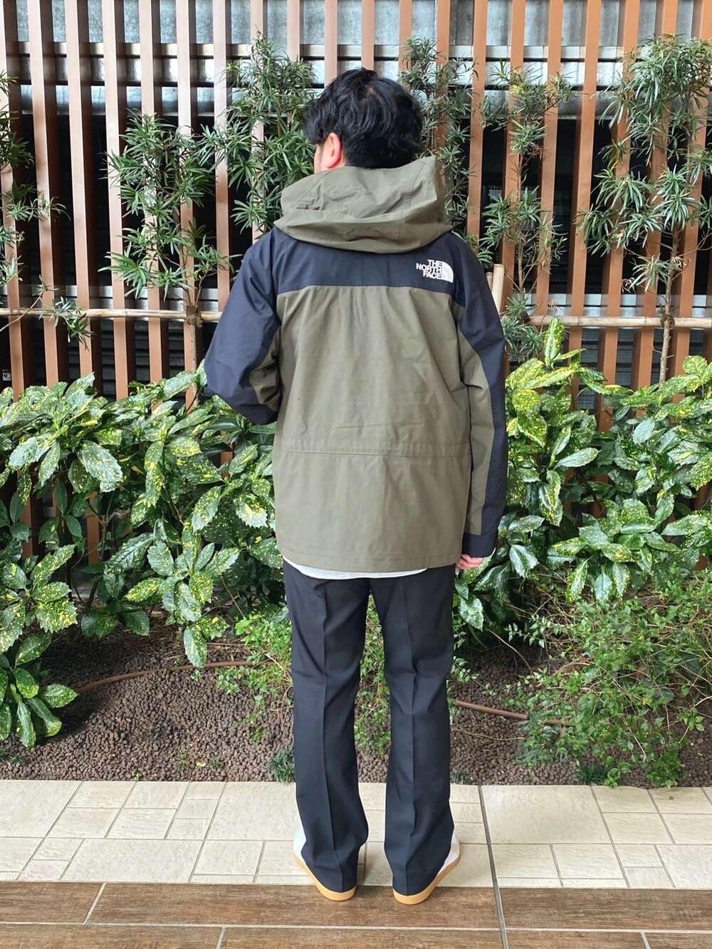 「白スニーカー、春服コーデ、シンプルスタイル、オトナカジュアル、フレアパンツ、マウンテンパーカー、THE NORTH FACE、Sonny　Label、サニーレーベル」｜「THE NORTH FACEのTHE NORTH FACE　Mountain Light Jacket（ナイロンジャケット、グリーン系）」を使った、kenichi hiragaさん（メンズ・175cm）の春コーディネートの3枚目の写真