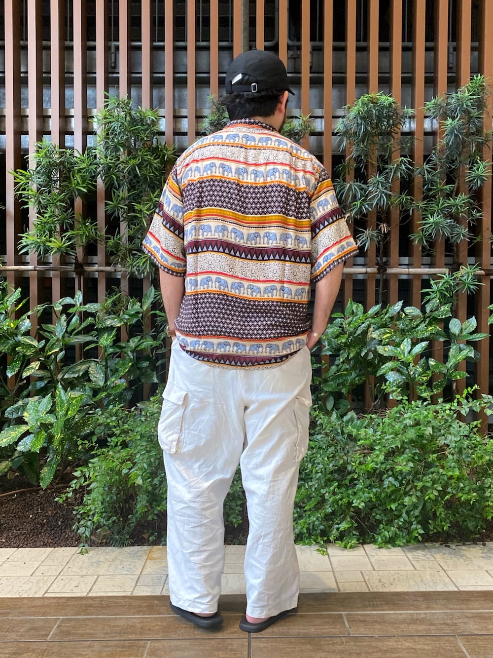「ビッグシルエット、柄シャツ、キャップ、大人カジュアル、オトナカジュアル、サングラス、ワイドパンツ、オープンカラーシャツ、NEW ERA、TOWNCRAFT」｜「NEW ERAの『別注』New Era×Sonny Label　CLRetroCrown　9FIFTY（キャップ、ブラック系）」を使った、kenichi hiragaさん（メンズ・175cm）の夏コーディネートの3枚目の写真