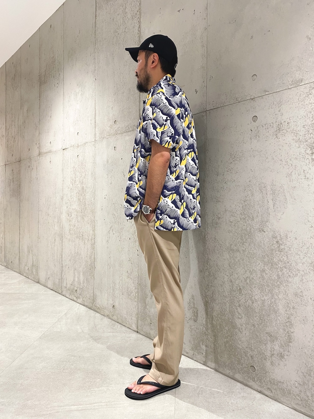 ブルー系のシャツ/ブラウス、ベージュ系のチノパンツ、ブラック系のサンダルを着用したメンズの夏コーディネートの2枚目の写真