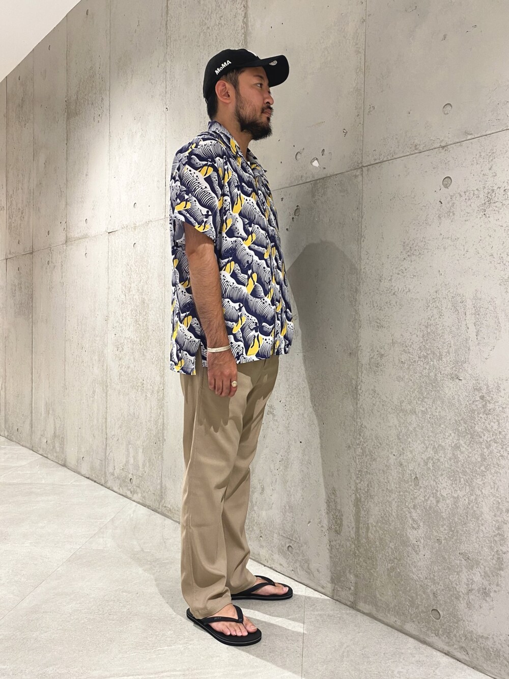 ブルー系のシャツ/ブラウス、ベージュ系のチノパンツ、ブラック系のサンダルを着用したメンズの夏コーディネートの4枚目の写真