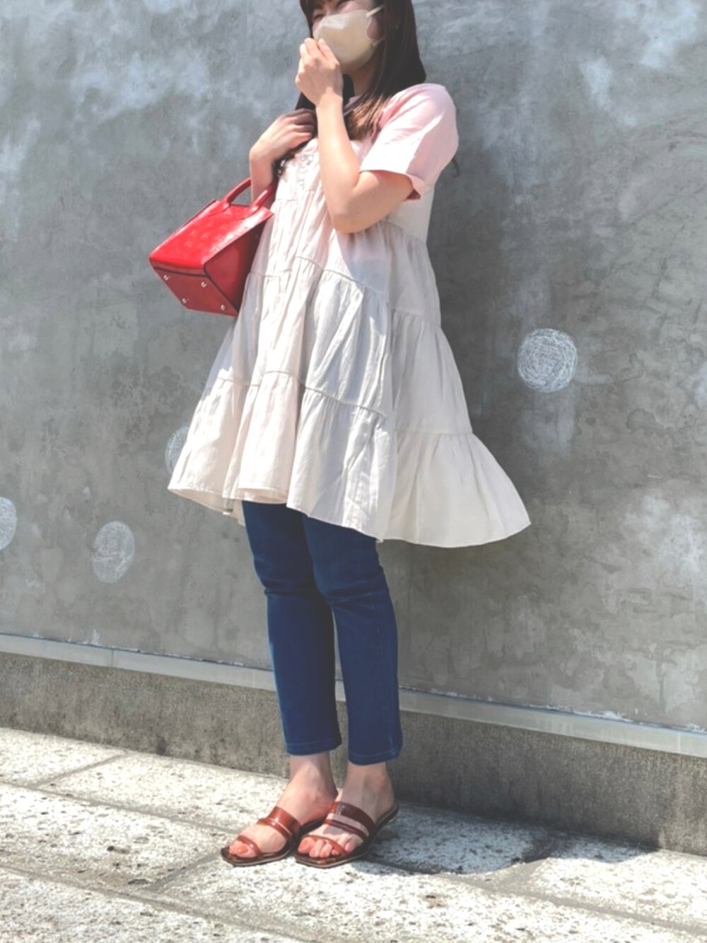 ピンク系のTシャツ/カットソー、ベージュ系のワンピース、ブルー系のデニムパンツを着用したレディースの夏コーディネートの3枚目の写真