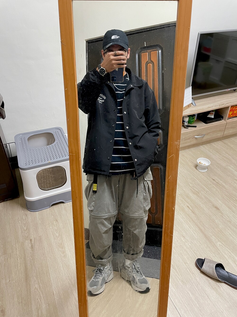 ブラック系のTシャツ/カットソー、グレー系のパンツ、グレー系のスニーカーを着用したメンズの冬コーディネートの2枚目の写真