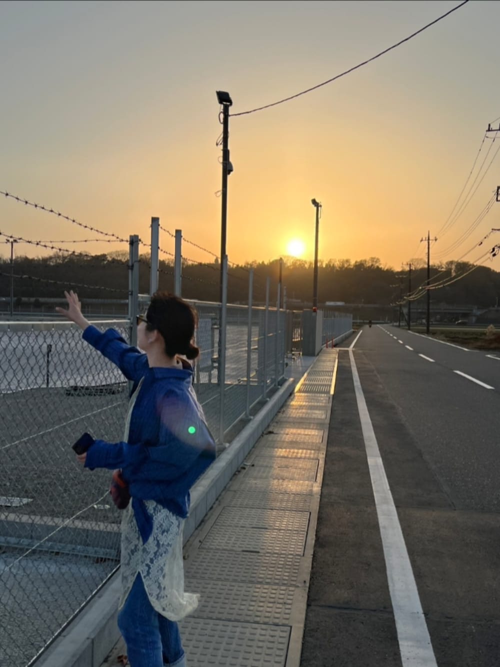 パープル系のボディバッグ/ウエストポーチ、ホワイト系のスニーカー、ホワイト系のワンピースを着用したレディースの春コーディネートの2枚目の写真