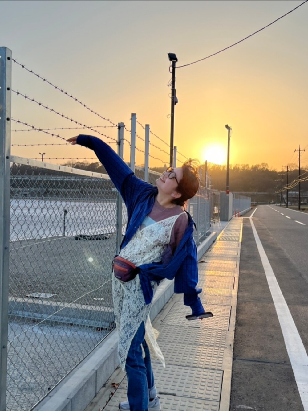 パープル系のボディバッグ/ウエストポーチ、ホワイト系のスニーカー、ホワイト系のワンピースを着用したレディースの春コーディネートの3枚目の写真