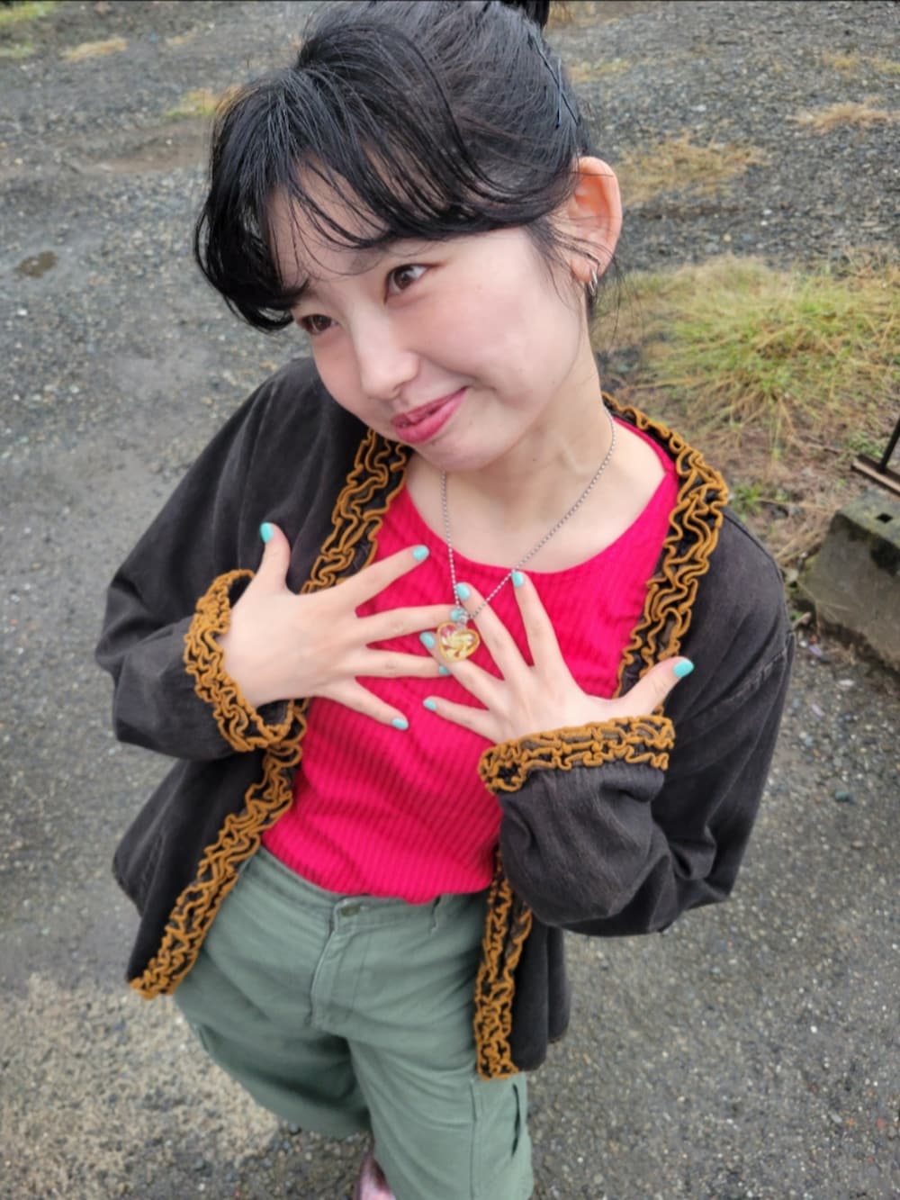 その他のブーツ、グリーン系のカーゴパンツ、ブラック系のジャケット/アウターを着用したレディースの秋コーディネートの2枚目の写真