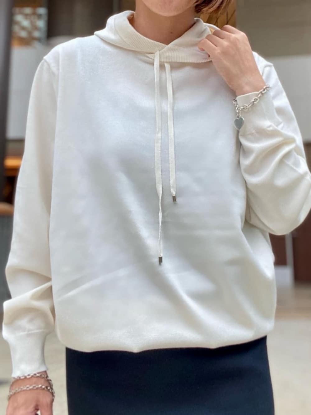 ホワイト系のパーカーを着用したレディースの冬コーディネートの3枚目の写真