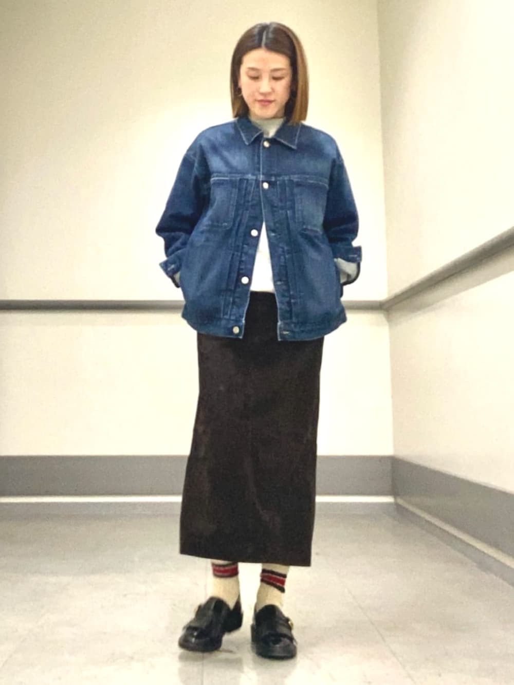 ブルー系のデニムジャケットを着用したレディースの冬コーディネートの2枚目の写真