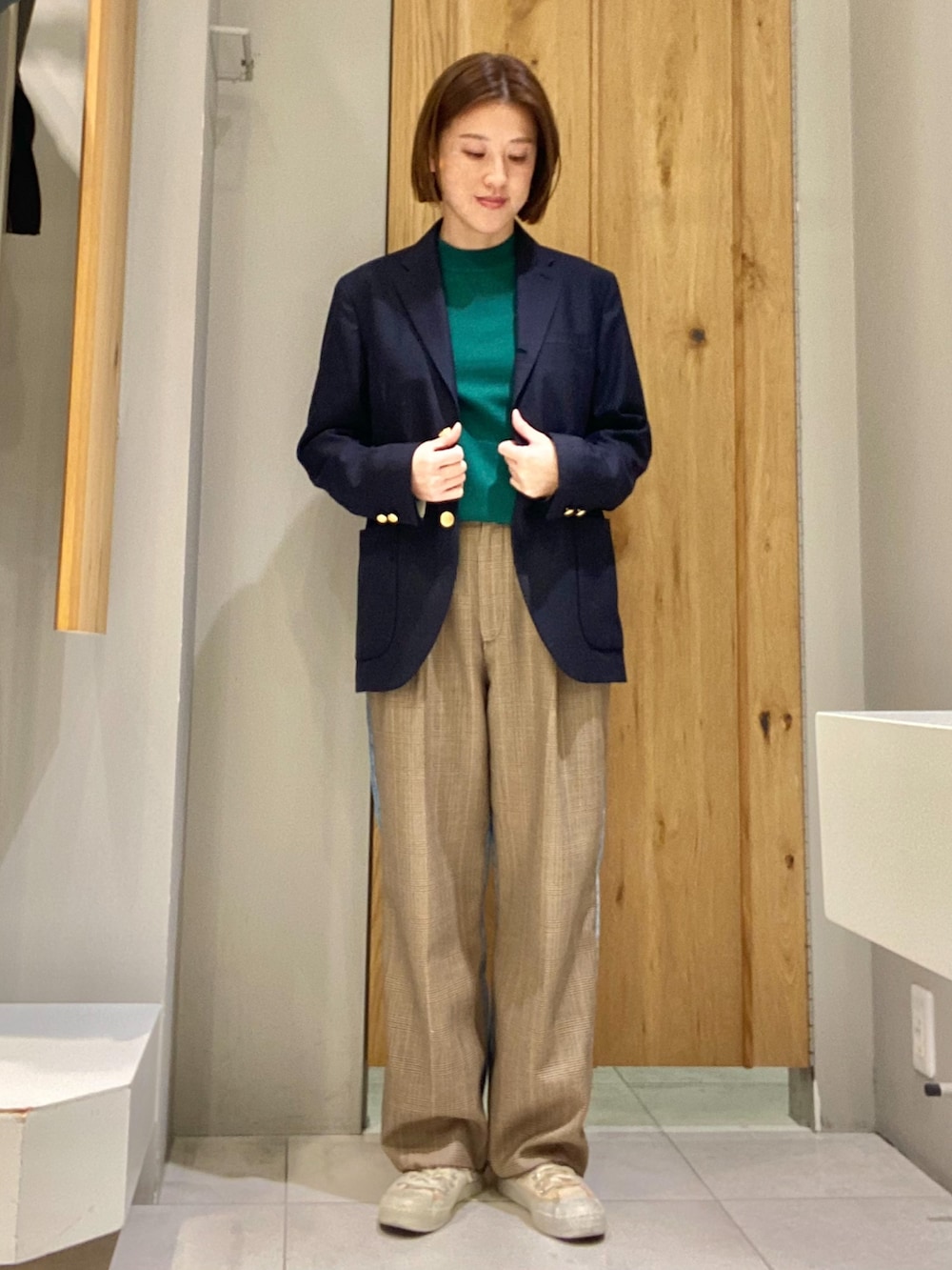 ブルー系のテーラードジャケット、グリーン系のニット/セーターを着用したレディースの冬コーディネートの3枚目の写真