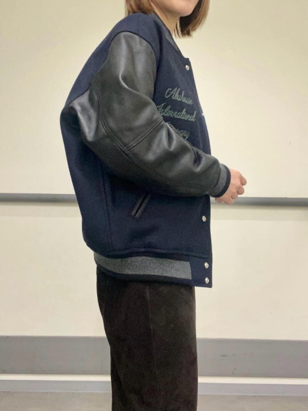 ブルー系のブルゾンを着用したレディースの冬コーディネートの4枚目の写真