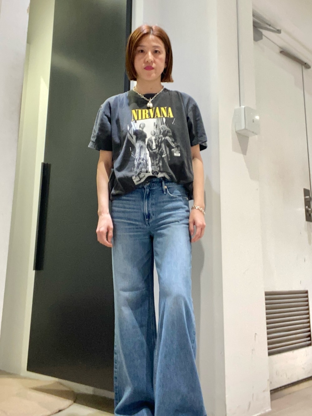 ブラック系のTシャツ/カットソーを着用したレディースの春コーディネートの3枚目の写真