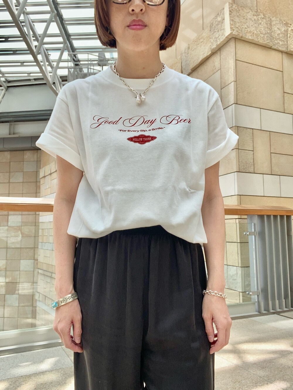 ホワイト系のTシャツ/カットソーを着用したレディースの夏コーディネートの2枚目の写真