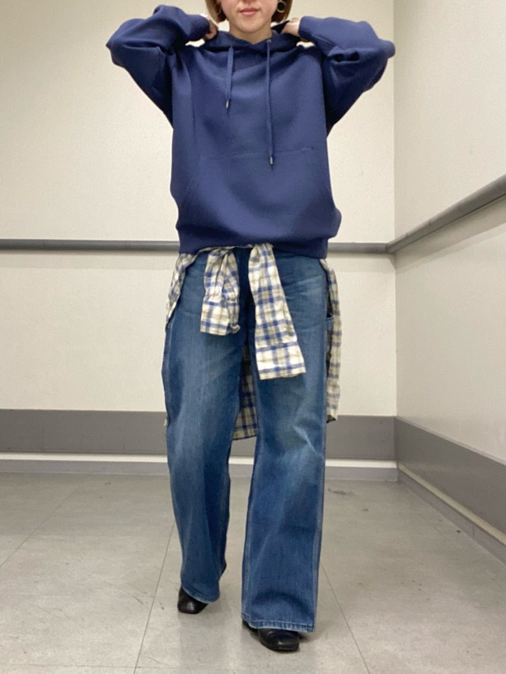 ブルー系のパーカー、ブルー系のシャツ/ブラウスを着用したレディースの冬コーディネートの2枚目の写真