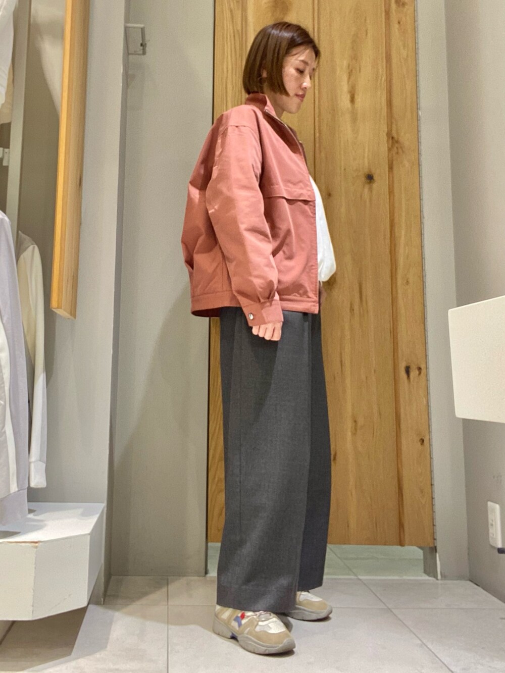 ホワイト系のスウェット、ピンク系のブルゾンを着用したレディースの冬コーディネートの2枚目の写真