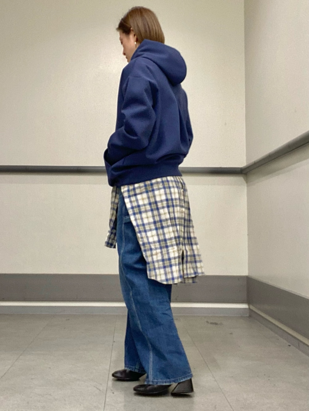 ブルー系のパーカー、ブルー系のシャツ/ブラウスを着用したレディースの冬コーディネートの3枚目の写真