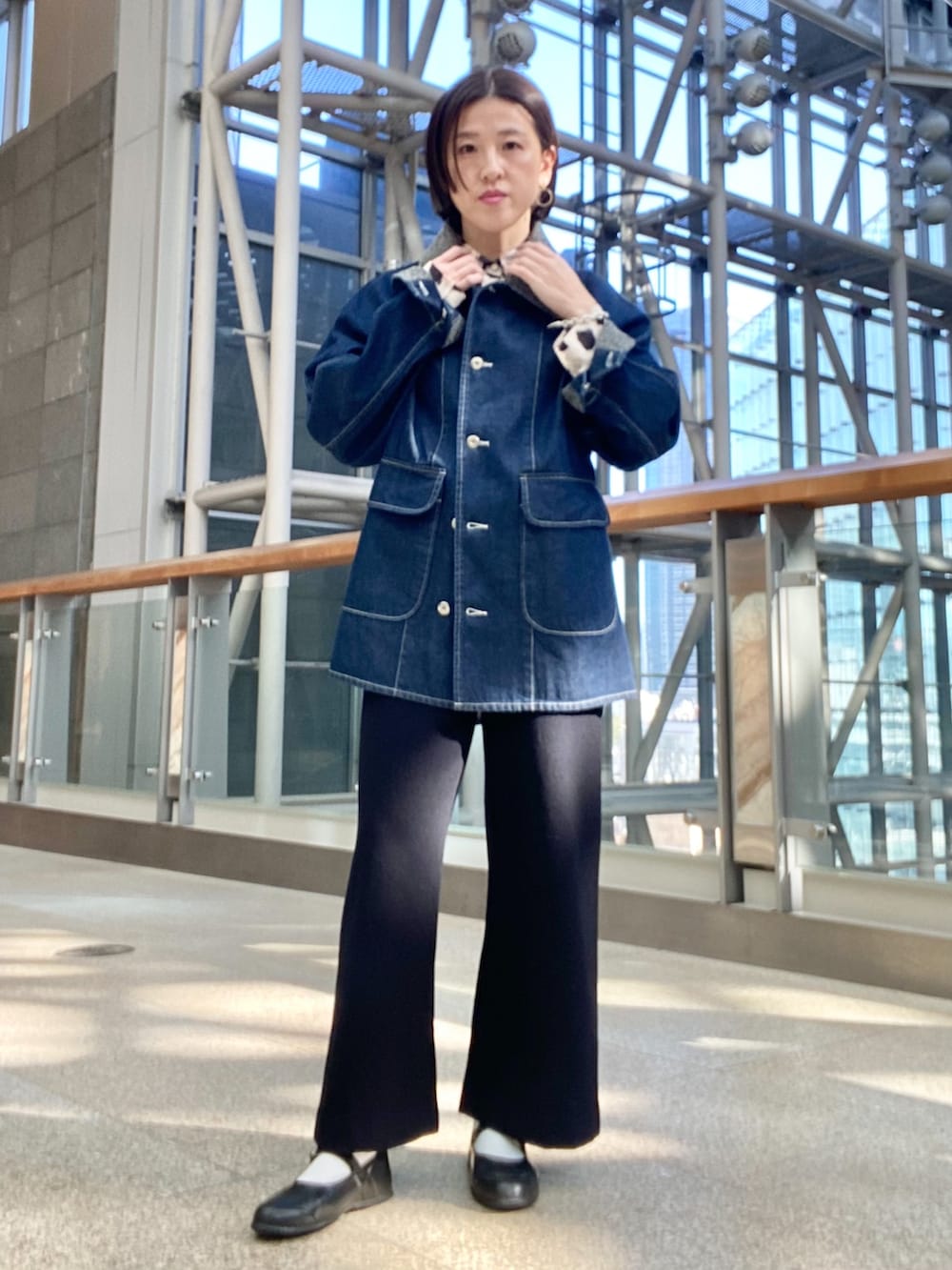 ブルー系のデニムジャケットを着用したレディースの冬コーディネートの2枚目の写真