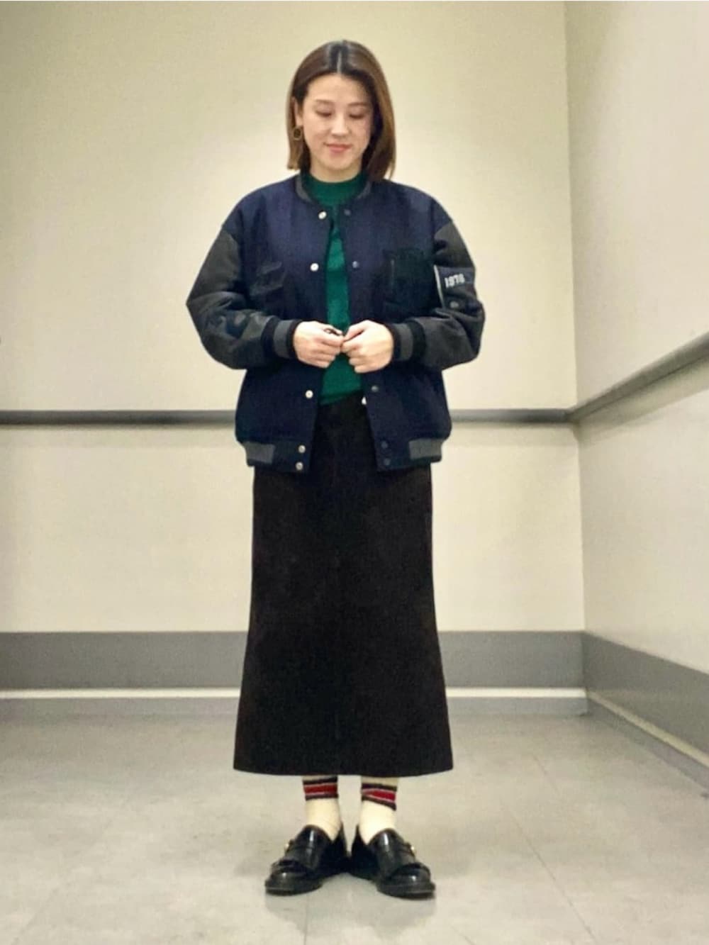 ブルー系のブルゾンを着用したレディースの冬コーディネートの2枚目の写真