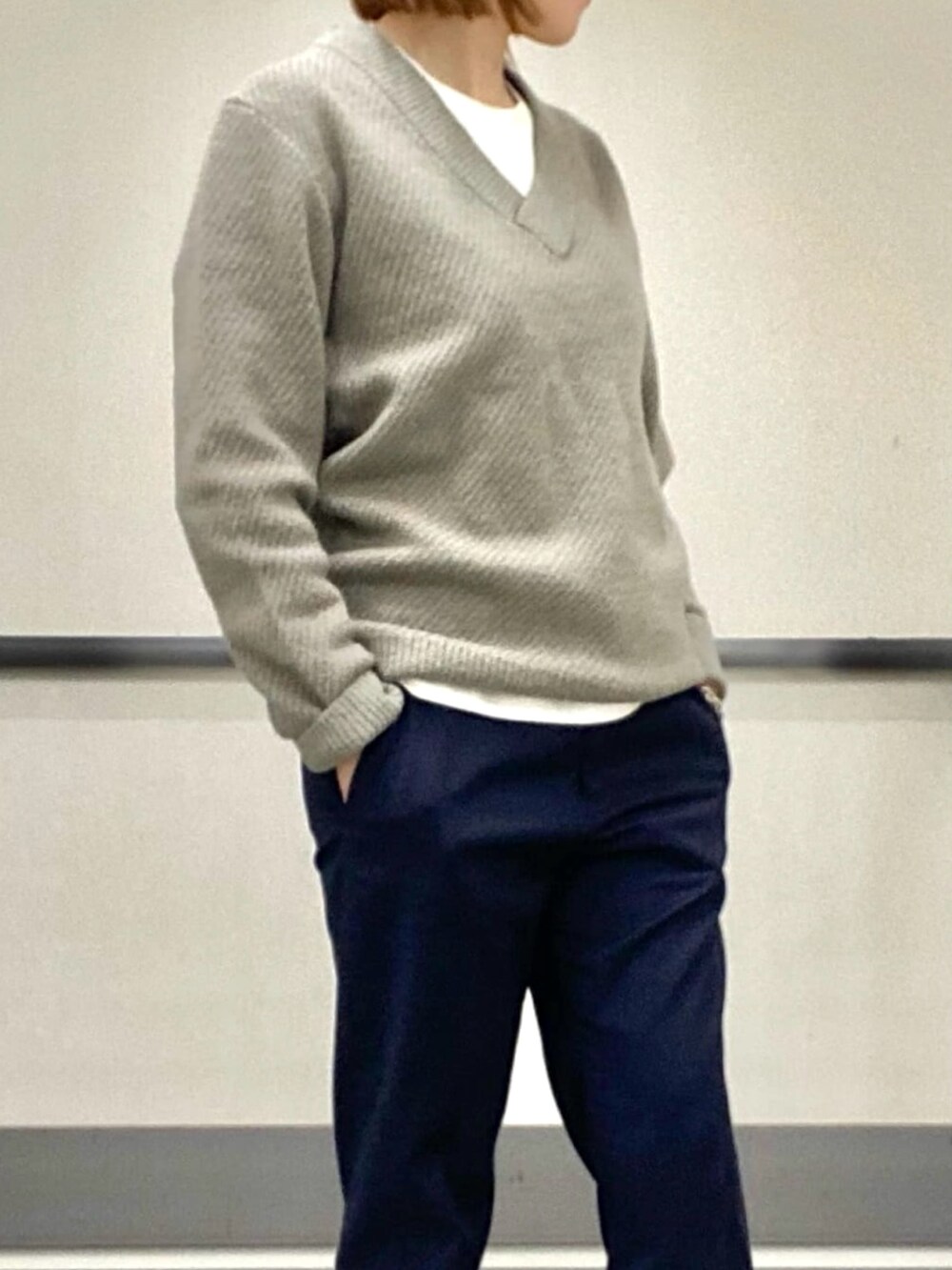 グレー系のニット/セーター、ホワイト系のTシャツ/カットソーを着用したレディースの冬コーディネートの3枚目の写真