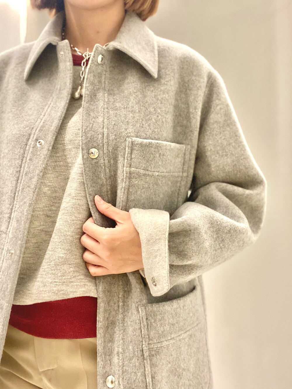 グレー系のブルゾンを着用したレディースの秋コーディネートの3枚目の写真