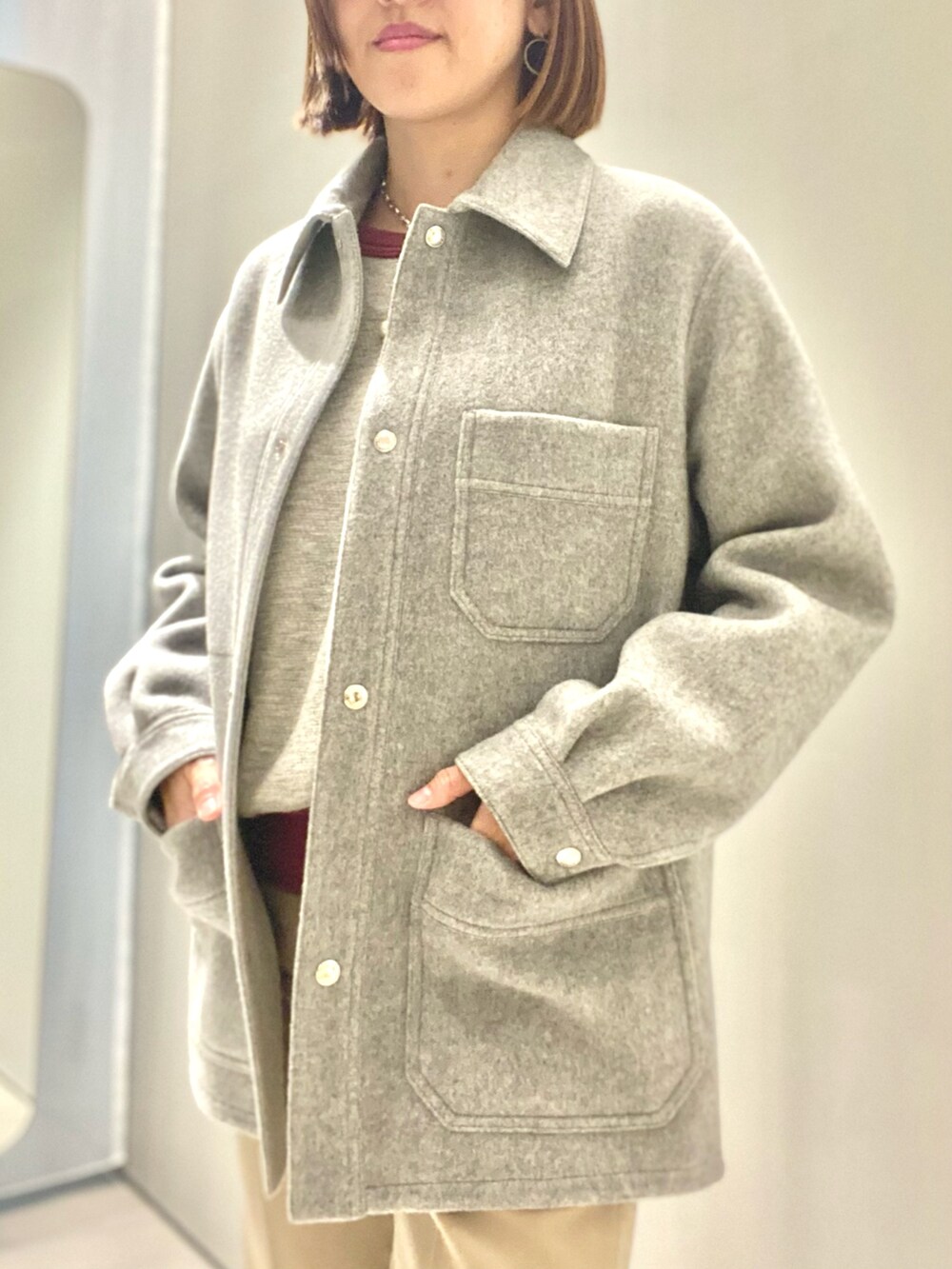 グレー系のブルゾンを着用したレディースの秋コーディネートの2枚目の写真