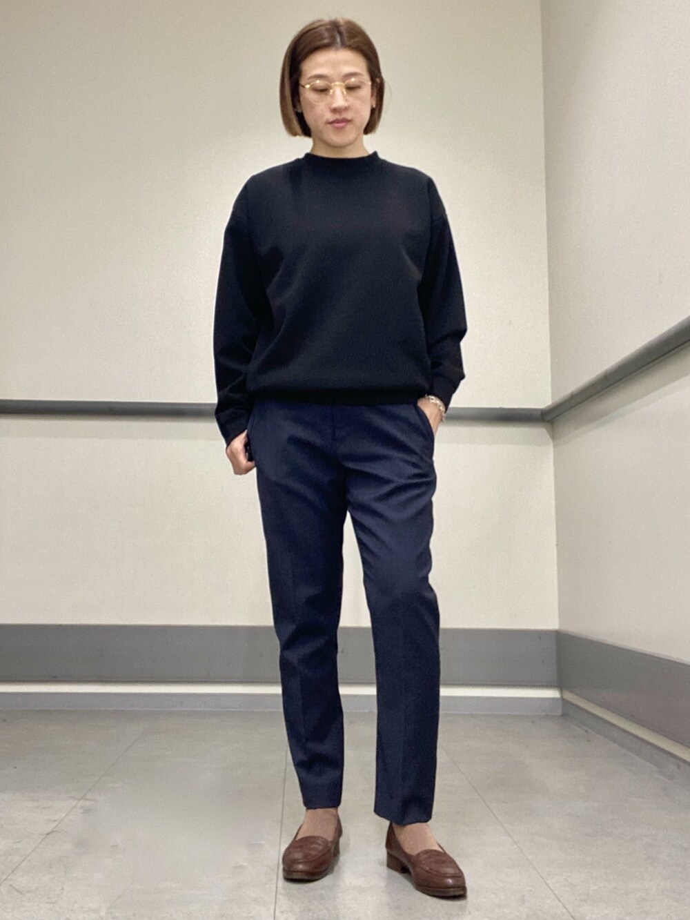 ブラック系のスウェット、ブラック系のバックパック/リュックを着用したレディースの冬コーディネートの2枚目の写真