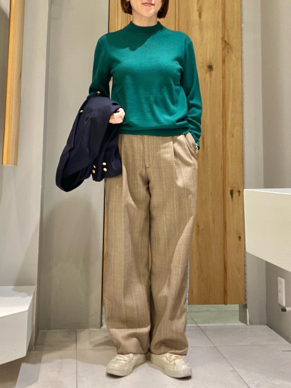 ブルー系のテーラードジャケット、グリーン系のニット/セーターを着用したレディースの冬コーディネートの2枚目の写真