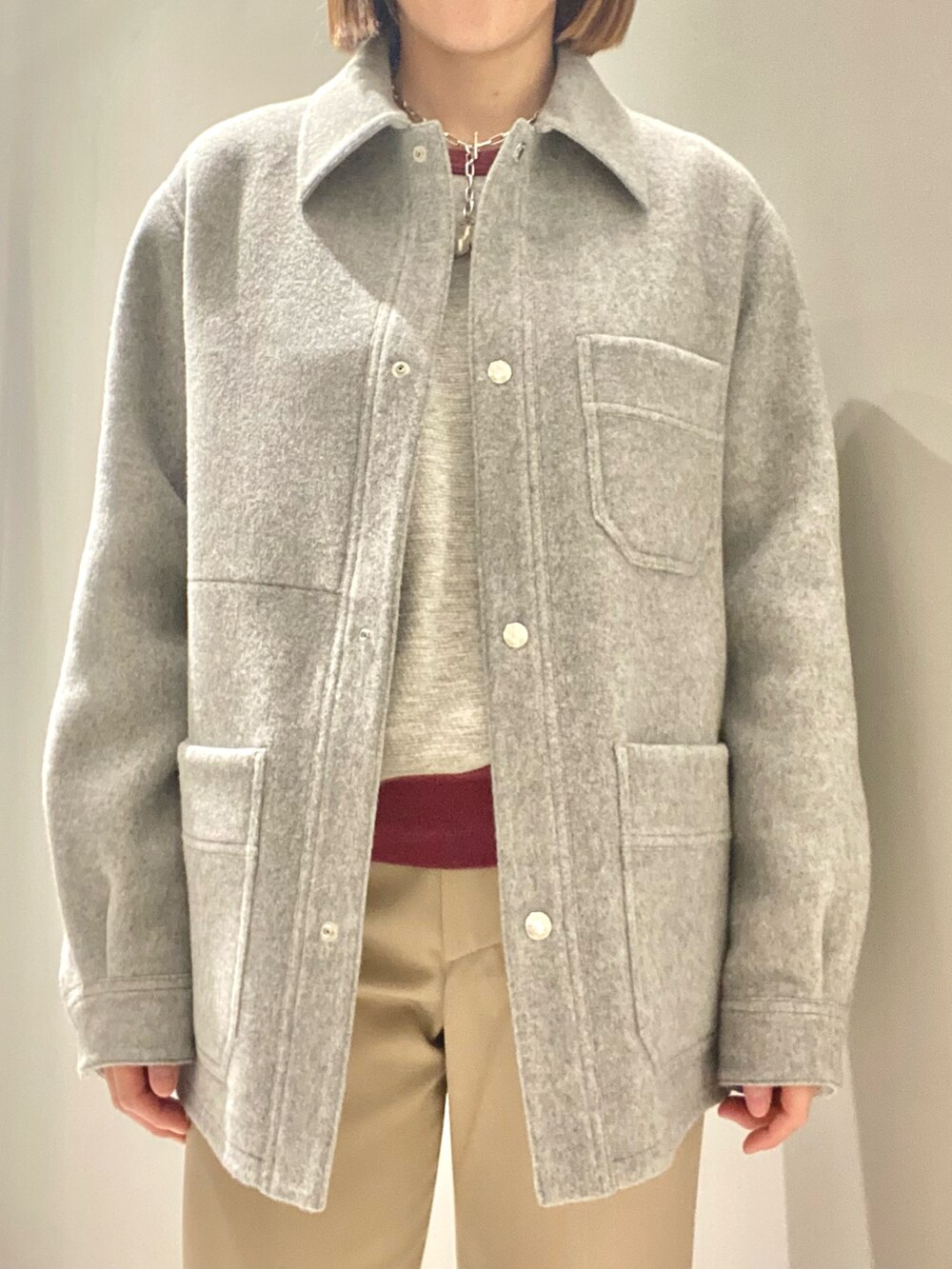 グレー系のブルゾンを着用したレディースの秋コーディネートの4枚目の写真