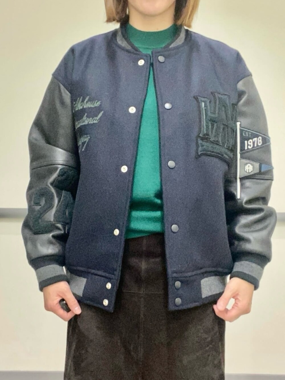 ブルー系のブルゾンを着用したレディースの冬コーディネートの3枚目の写真