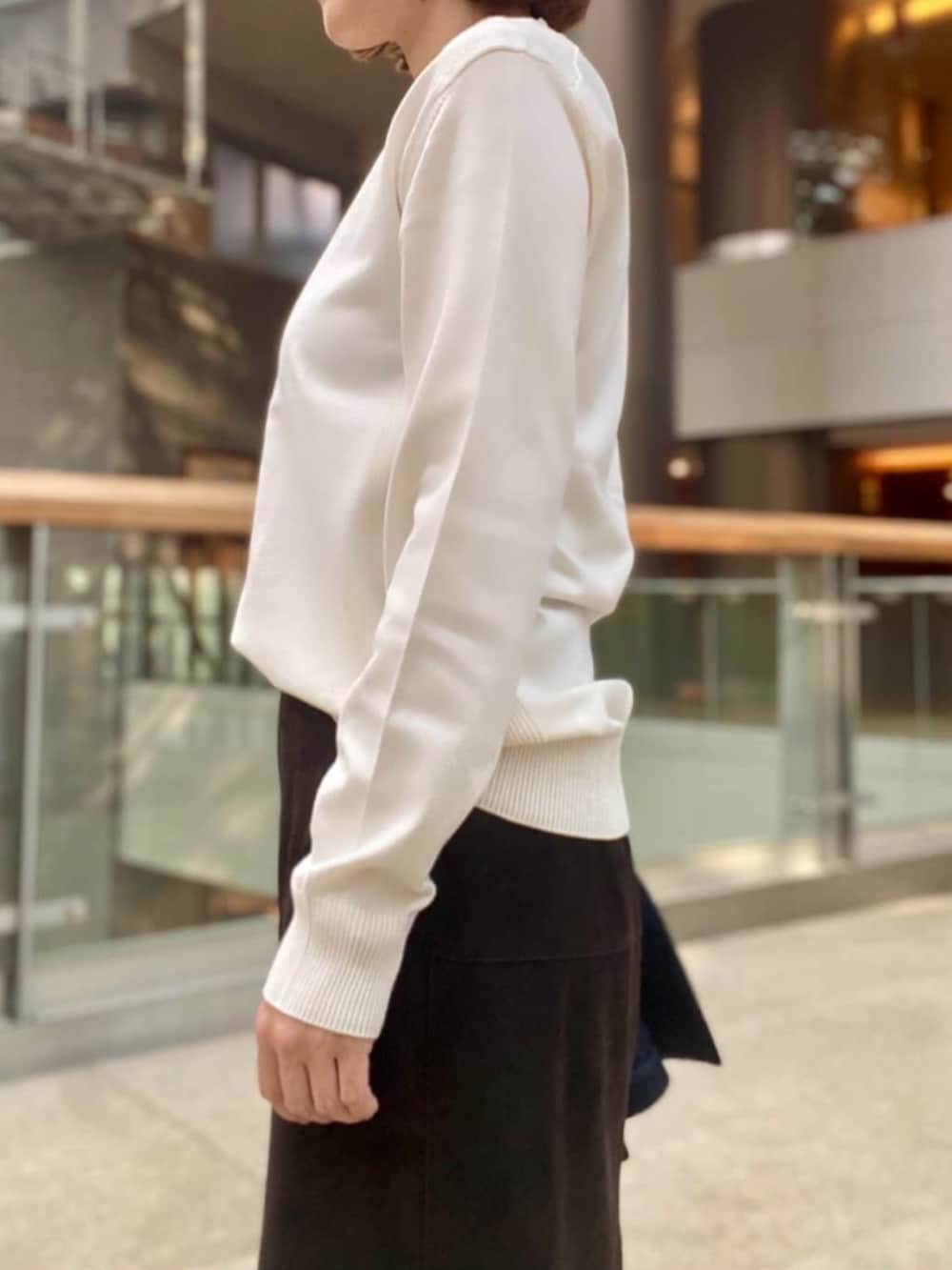 ホワイト系のニット/セーターを着用したレディースの冬コーディネートの3枚目の写真