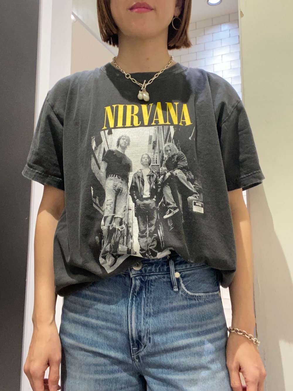 ブラック系のTシャツ/カットソーを着用したレディースの春コーディネートの2枚目の写真