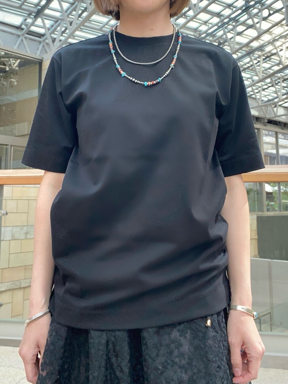 ブラック系のTシャツ/カットソーを着用したレディースの春コーディネートの2枚目の写真