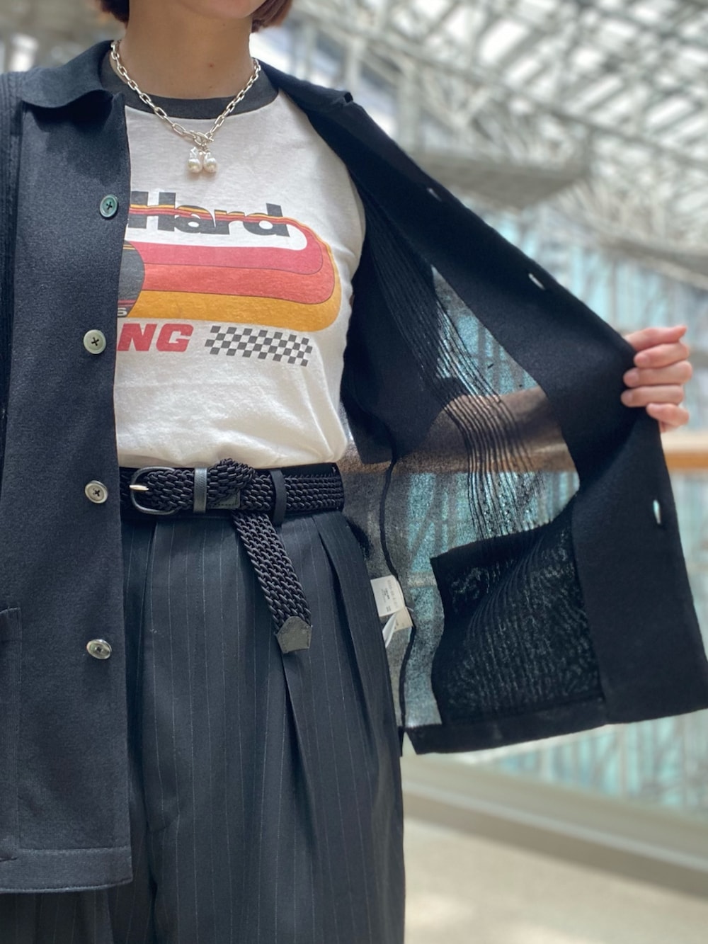 ブラック系のシャツ/ブラウスを着用したレディースの夏コーディネートの2枚目の写真