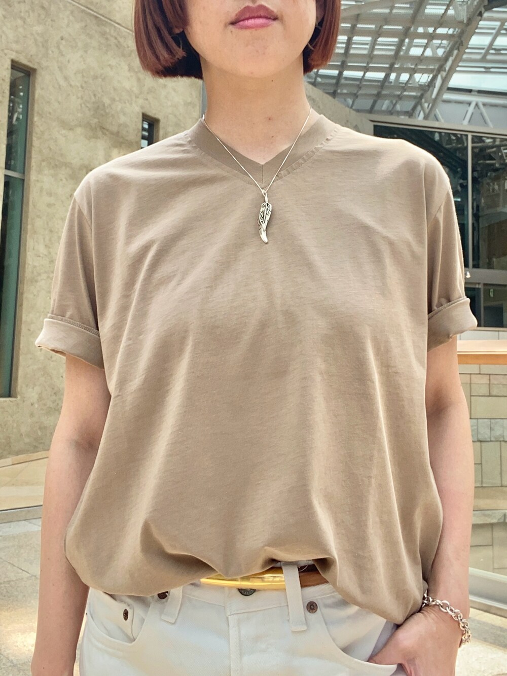 ブラウン系のTシャツ/カットソーを着用したレディースの夏コーディネートの2枚目の写真
